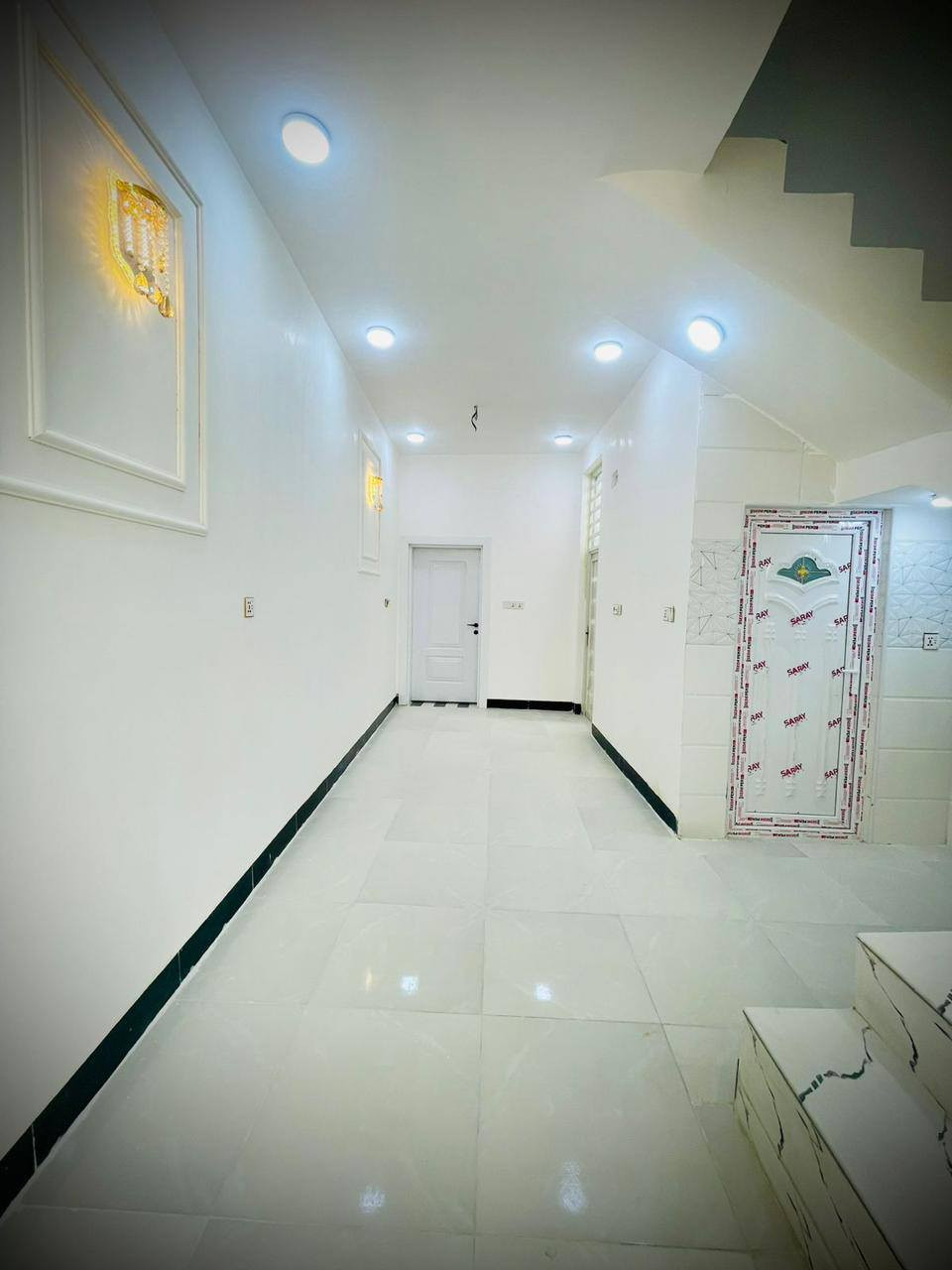 المساحه 60متر  
💰 السعر: 25 مليون (قابل للتفاوض)
🏗️ البناء: طابوق  جمهوري 
🏠 الأساس والسقف: صب كونكريت مركزي 

مواصفات البيت:
✅ غرفة نوم 1 🛏️
✅ صالة 🛋️
✅ مطبخ 🍽️
✅ صحيات 🚿

الخدمات المتوفرة:
🔹 ماء 💧
🔹 كهرباء ⚡
🔹 شوارع مبلطة 
🔹 مدارس قريبة 🏫
🔹أنترنيت ضوئي 
🔹 خط مولده 
📍 الموقع: النجف مقابل ملحق قرية الغدير عمود 321

📜 طابو زراعي (إقرار محكمة)

📞 للتواصل: ***********

(ملاحضة ) متوفر لدينا كافة المساحات والدور  ألسكنية وعرصات 
وأراضي زراعيه
