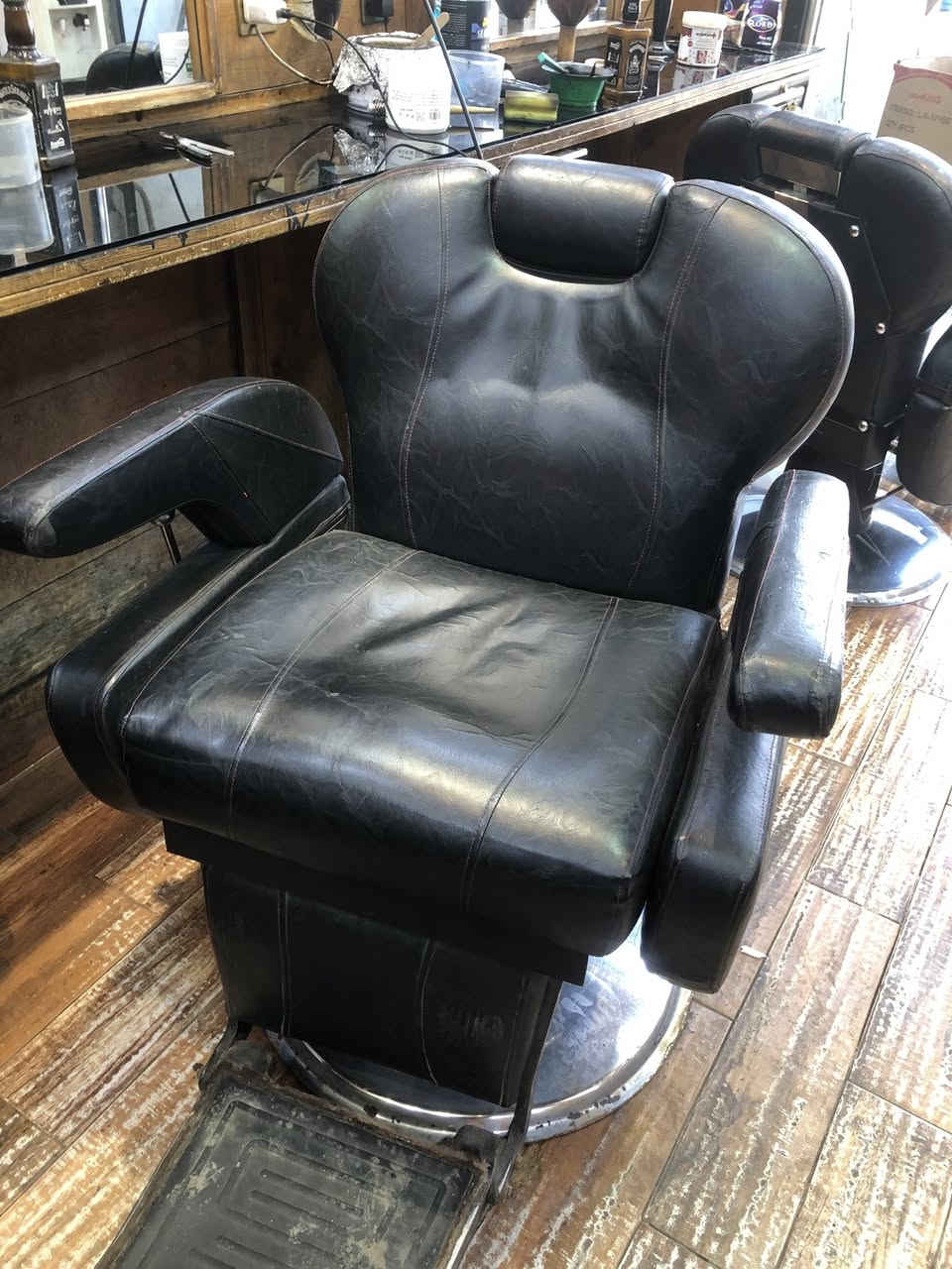 السلام عليكم عندي كراسي للبيع التواصل على الرقم *********** المكان بغداد
