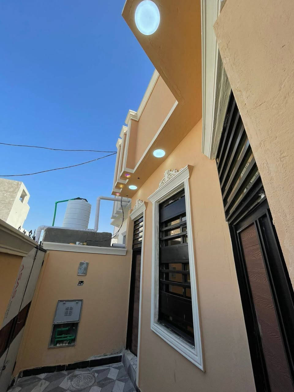 واسعد الله اوقاتكم بكل خير احبتي
***********
يتوفر دار سكن للبيع 

المساحه لكليه 100 متر مربع 

نوع العقار طابو زراعي عراقي 

سند ٢٥ ول مالك عراقي تتكاتب ويا ابوالطابو مباشرتا

يتكون من غرف نوم عدد 2
استقبال 
صاله
مطبخ 
 مجمع صحيات داخليه وخارجيه 

البيت كامل من جميع الملحقاته 
بناء جديد 2025

العنوان البصرة قضاء ابي الخصيب 

حمدان غرب مركز حمدان 

تبعد مسافة عن شارع حمدان 200 متر 
منطقة روعه جميع الخدمات ماي كهرباء شارع 10 متر 
السعر  65وبي مجال

للاستفسار لاتصال ***********
