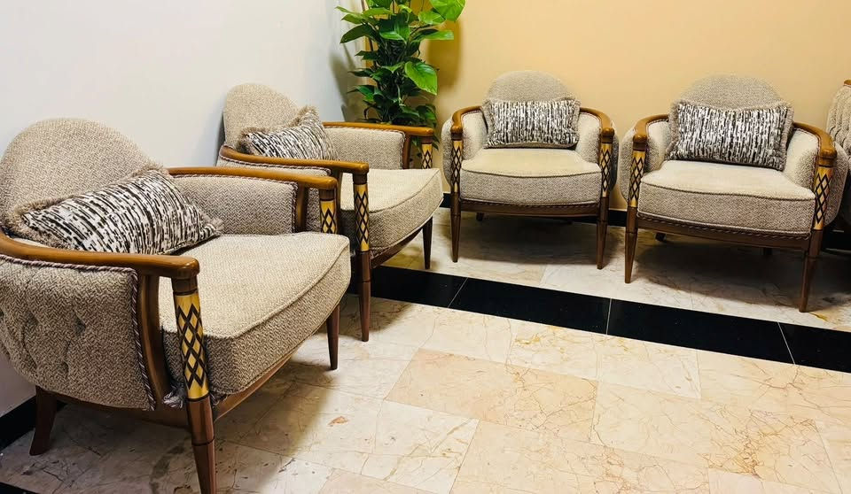 طقم قنفات  مودرن دزاين تركي خشب زان  قنفتين ثلاثية واربعة كراسي المقاعد وجهين ساده ومشطب  جديد اشتريته قبل ٣ اسابيع بمليونين و٩٠٠ الف ماراهم بالصالة ابيعه بمليونين قفل وصل الشراء موجود ومذكور السعر والتاريخ صاحب المعرض ماقبل يرجع 
واتساب ‭***********‬
