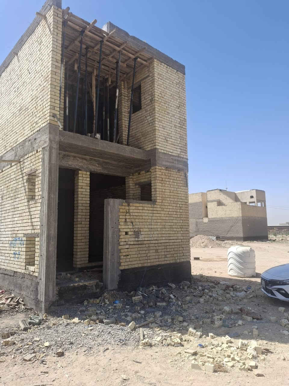 هيكل للبيع 100متر طابقين بأسمي طابوق جمهوري في الانتفاضة الرابعة مقابل مجمع ريحانة البيت يبعد 70متر عن التبليط بناء جديد قيد الانشاء بعد البيتونة والستارة فد يومين ويكملن يحتوي على ثلاث غرف نوم كبيرة  4x4,5  ومطبخ واستقبال وصالة واربع مجاميع صحية وساحب ماء وكهرباء للبيع بسعر 112 مليون مع مجال بسيط 
***********
