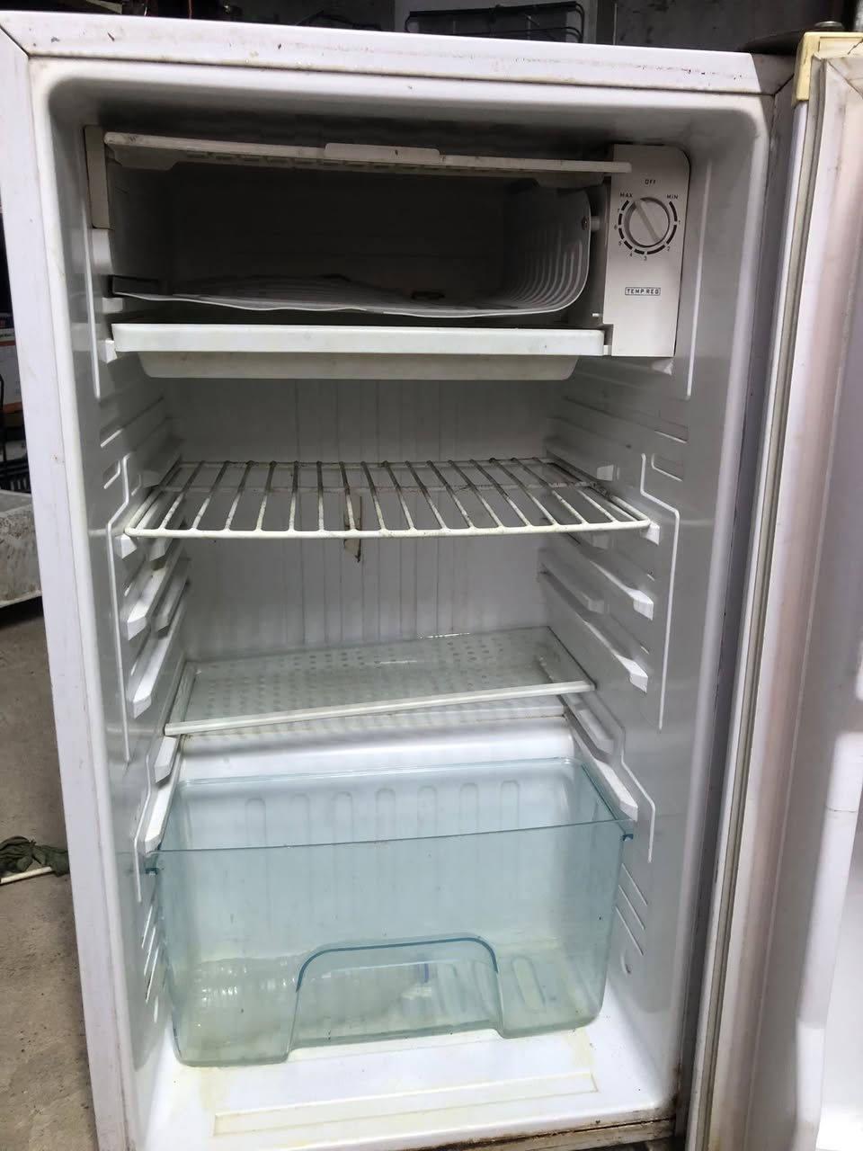 ثلاجه حجم صغير مال غرفه شرط التجميد
السعر 65        ***********
