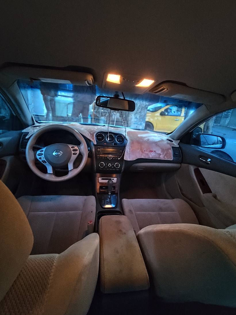 نیسان ئاڵتیما 2008 خلیجی 
سەیارەكە بڕاوەیە  زۆر خاوێن و بێ مەسرەفە
بەردی ساڵۆنسای تێدایە بەنزین زۆركەم دەخوات
بەسمەیە و چوار تایەی نوێی لەبنە
گێڕ و مەكینەی بەشەرتە  و گێڕی دەبڵ  
ماڵی دۆستە و سەیارەی ماڵەوەیە كامل مەسروف كراوە 
گۆڕیننەو بەس ئەڤەنتی یان شاهینە
شوێن رانیە 
*********** رانية, السليمانية
