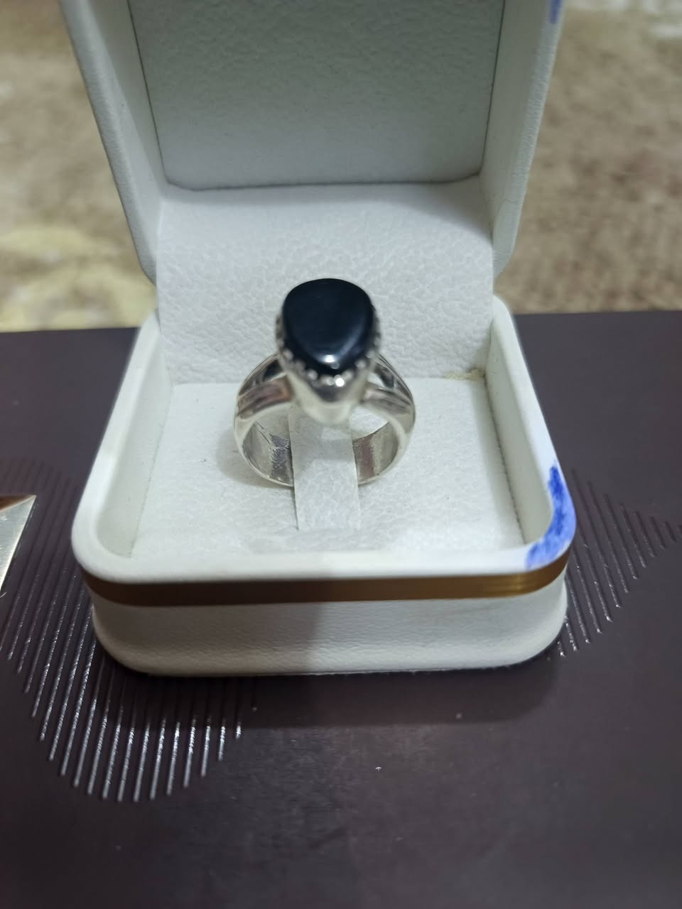 السلام عليكم خاتم متوج بحجر السلوى( تخط) السعر 50الف قياس 17 بغداد مدينة الصدر ***********  يوجد توصيل
