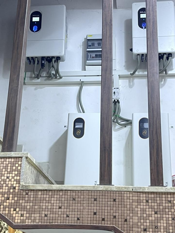 💥💥💥💥💥بسم الله وعلى بركة الله 
💡💡💡💡💡اليوم وبتاريخ : 2026/1/11  
تم تجهيز وتنصيب منظومة شمسية من 💥شركة سولاكس Solex
بقدرة 💡35 أمبير ليلي 💡50 امبير نهاري  تم تفعيل نظام  One Grid 😊لتقليل صرف كهرباء الوطني  والاعتماد الطاقة الضوئية نهاراً 🫰🫰
في بعقوبة  / عمارة المهندس ابو امير للديكورات 🌹🌹

مكونات المنظومة : 
1- جهاز 💡انفيرتر  IP65 - 12KW سولاكس عدد (2 ) قابل للتطوير  والربط على نظام Parallel التوالي اكثر من جهاز لمضاعفة القدرة مستقبلا . 🌞🌞
2- بطارية سولاكس 16K- IP40 عدد (2) . 🔋🔋🔋
3- الواح رزين  720W عدد (26) لوح .
4- 💥💥بورد يتكون من كافة قواطع ال DC وال AC والجوزات الذكية وجهاز حماية وحماية من الصواعق DC Surge Arrester وحماية DC FUSE. 
5- أسلاك الالواح مغلونه قياس 6ملم  
6- هيكل الالواح من الحديد المغلون المقاوم للظروف الجوية .
ملاحظة / ضمان المنظومة استبدال 
💥💥💥💥💥لطلب معلومات اكثر او الاستفسار الاتصال 
او المراسله على الأرقام التالية .💡💡💡💡
💡*********** 
‏0771 121 7402💡

