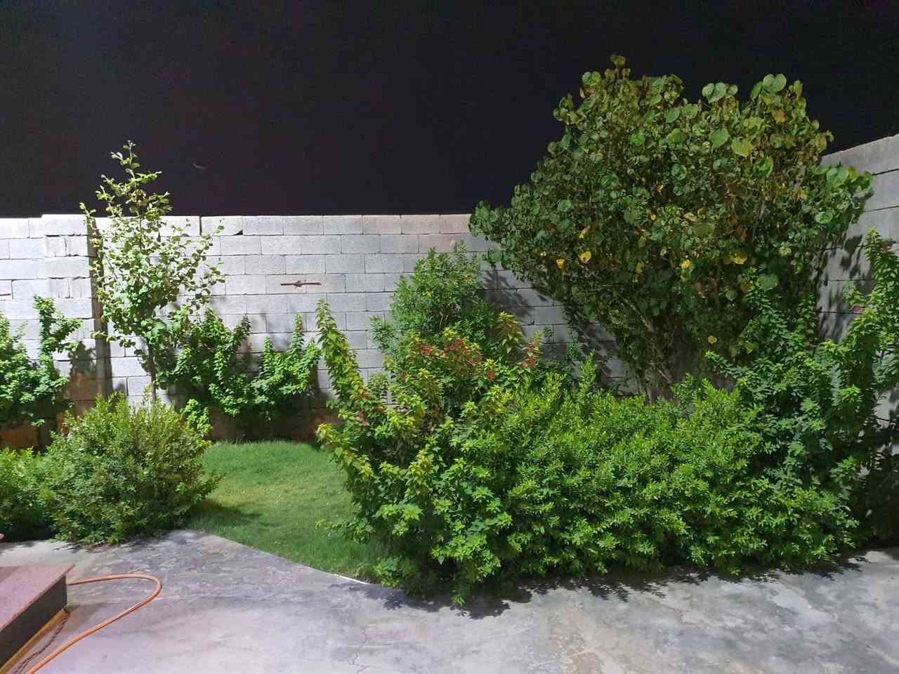 السلام عليكم بيت للبيع المساحه الكليه ٥٠٠م يحتوي على ديوان وصاله وغرف عدد ٢ ماستر ومطبخ حار وبارد  وحديقه  وكراج  نوع البناء درجه اولى حديث  العنوان الزبير قرب مضيف الشيخ كاظم الصرايفي خلف سنتر البروج ***********
