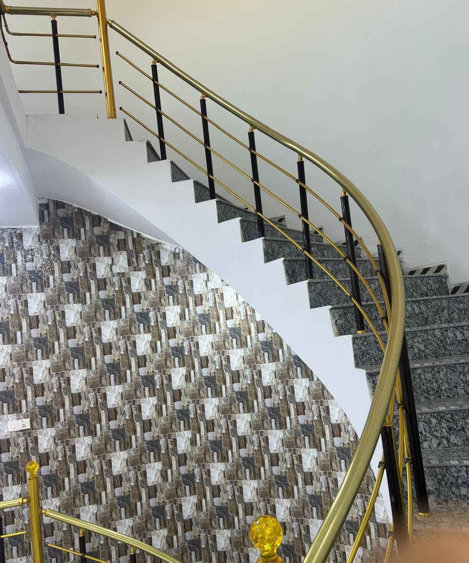 دار للبيع
 المساحه ٣٠٠ 
نزال ٣٠ وجهه ١٠
موقع مميز حي السكك المربع الذهبي 
الشارع ٢٠ متر
بناء حديث ٢٠٢٣ 
٦ غرف نوم + بيتونه طابق ٣ + مطبخ حار وبارد + حمام عدد ٢ +هول +ديوانيه
السعر الاتصال على الرقم
***********

