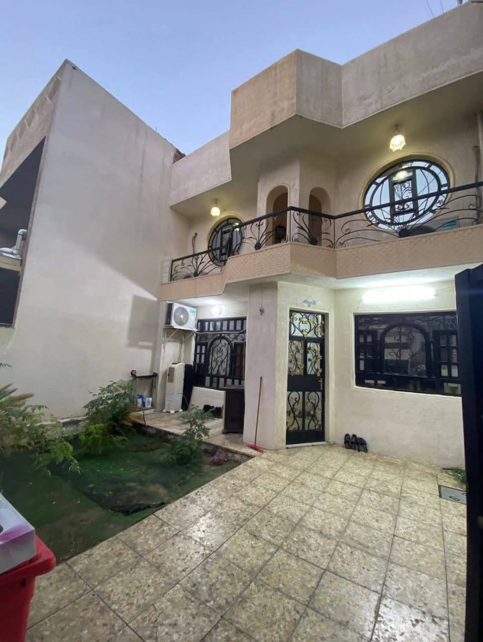 دار للبيع في حي تونس ١٥٠ متر 
واجه ٧.٥٠ ونزال ٢٠ 
طابو زراعي سند٢٥ 
يتكون من طابقين 
حديقه +كراج سياره
٤غرف نوم 
طابق الأول مدخلين مطبخ واستقبال وغرفه نوم
وحولي ومخزن و٣مناور وحمامات 
طابق الثاني ٣غرف نوم وحمامات
سطحين 
عرض الشارع ١٠ متر وبنفس فرع السكني 
العنوان حي تونس آفاق عربيه شارع جامع القرآن الكريم فرع أفران صمون الأمير وأسواق المصطفى
للإستفسار من صاحب الدار مباشر
***********
*********** بغداد, العراق

