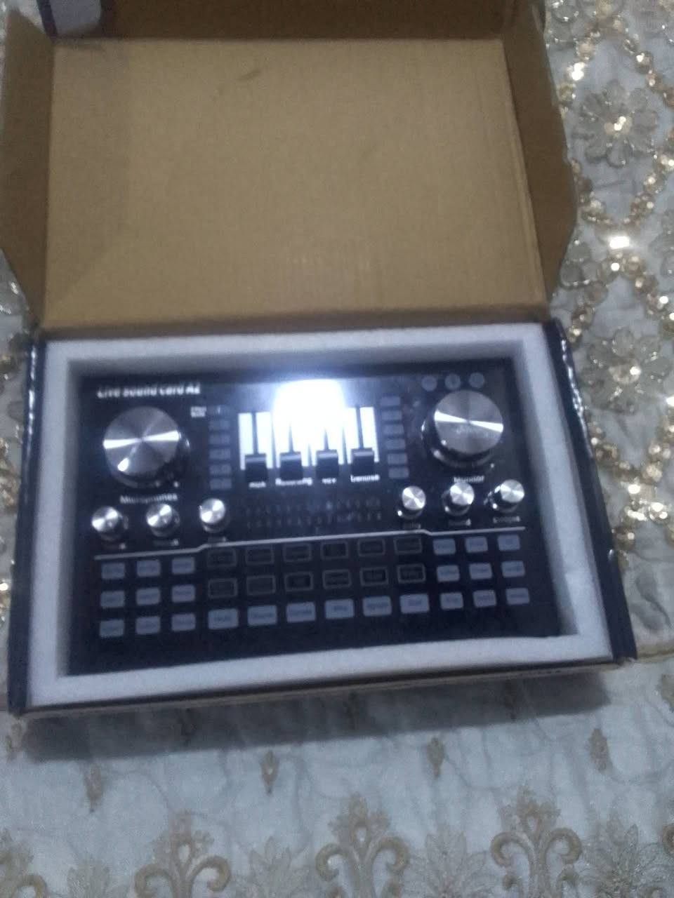 السلام عليكم عدنا جهاز للبث المباشر هوا ملحقاته صوت مااروع صده فول مقسمات صوتيه السعر 75وبي مجال للطيبين للتواصل ع الرقم ***********
