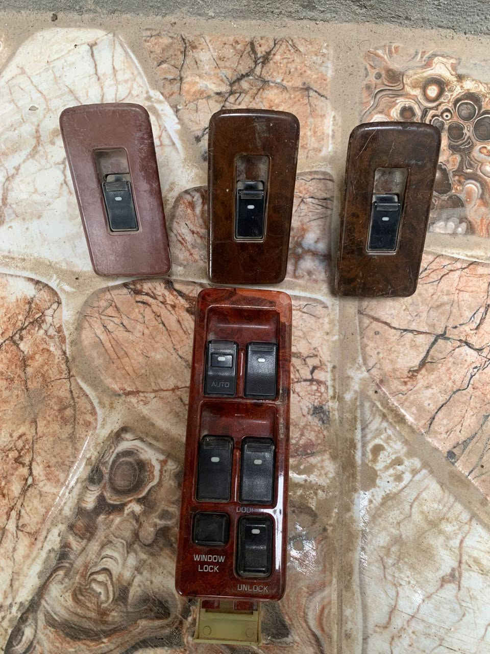 موجودة غراض بونتيشا جديد وحاوية وتفصيخ الي يحب يتواصل خاص او *********** او *********** ديالى الخالص
