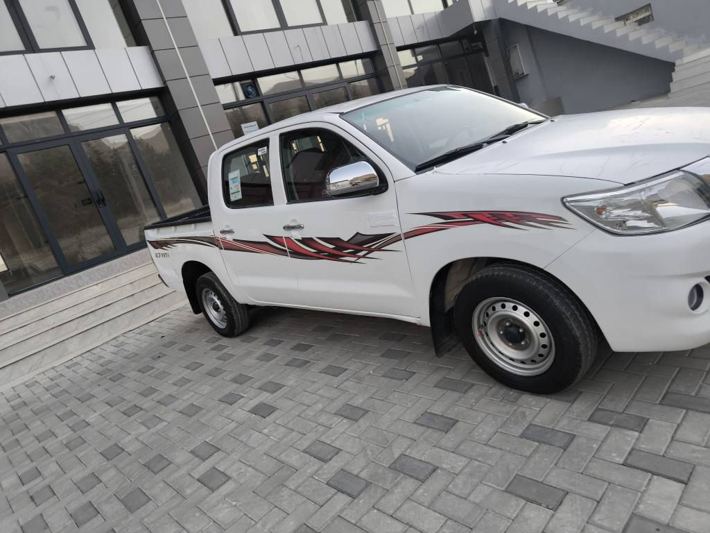 توێتا هایلۆکس 2014 پارچە ڕەش لەسەر ساقی
*********** watss app السليمانية, العراق
