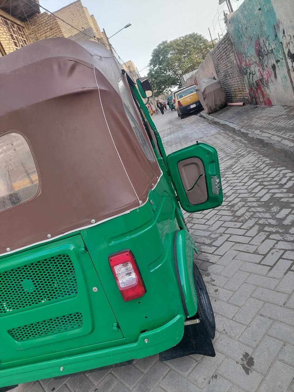 السلام عليكم شباب تكتك للبيع مديل ٢١ أوراق الغبور والقلم ابيعلك كفاله للترقيم مكينه برغي مامفتوح بيها البدي جانت بي ضربه قويه وبدلته وصبغته ابيعلك بس بدي بي صبغ ومعجون الباقي كله مكفول تكتك خير من الله شغل وطلع بوجهك للشارع مكاني مدينه الصدر.    سعرها٦٧٥٠ وبيها مجال قليل. 
***********
