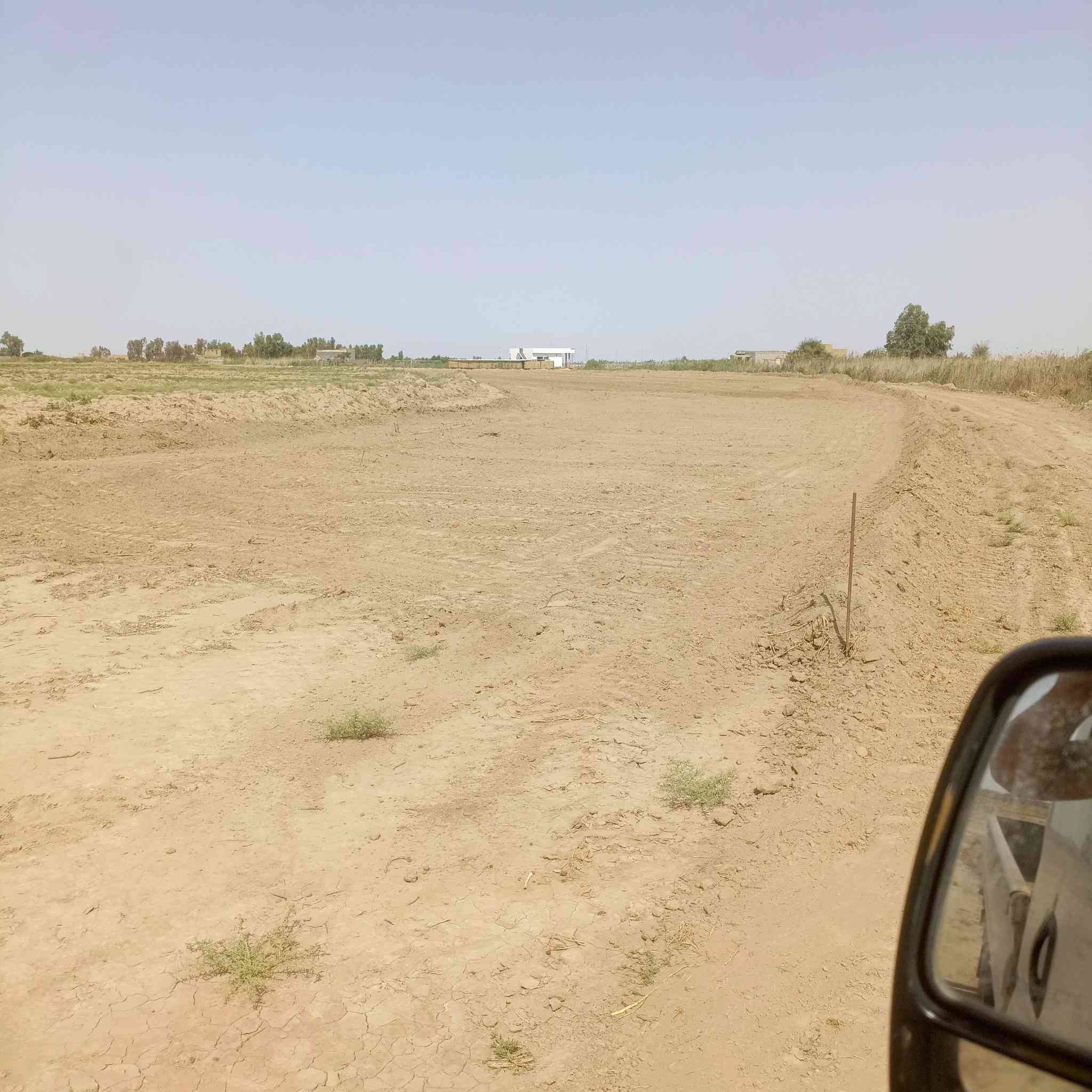 أرض زراعية سند ٢٥
المساحة ٣دونم 

طريق الدغارة تبعد عن مجمع الكرار ١٠٠متر 

الكهرباء تبعد عنها ١٠٠متر والماء الاساله كذلك 

مداور ثاني يوم 

للاستفسار الاتصال ***********
