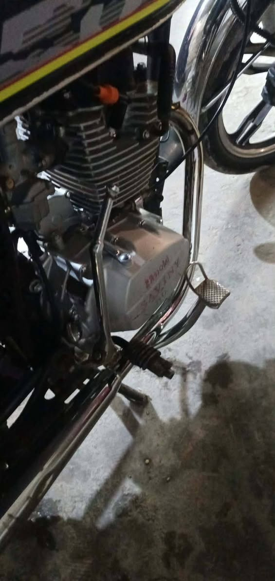 سلام عليكم شباب دراجه للبيع موديل 22 ما بها اي شيء نقص اوراق كامله والعنوان بغداد جسر ديالى السعر 700 وبيها مجال الاتصال *********** دراجه خير من الله محرك ما مفتوح
