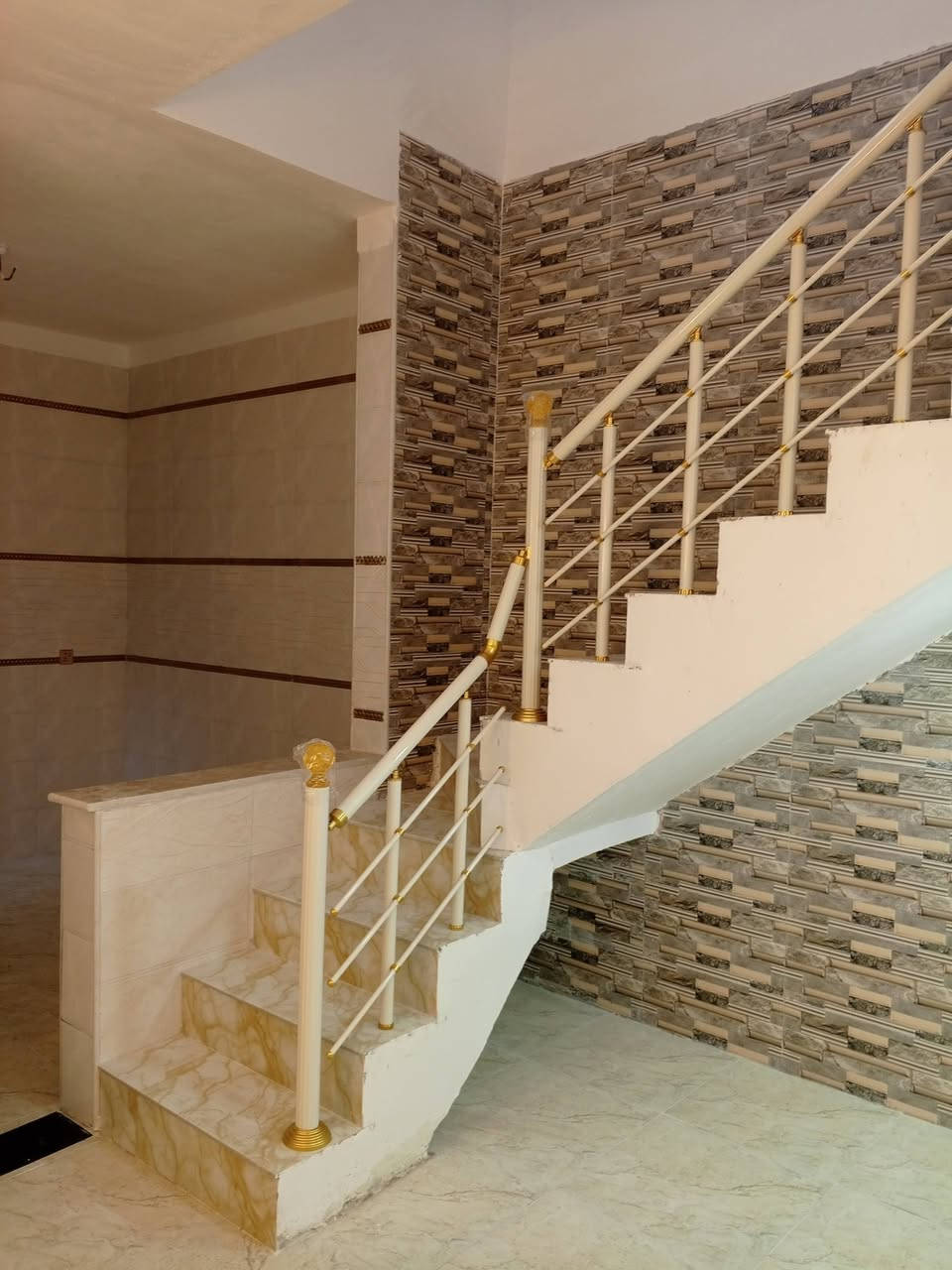 سلام عليكم بيوت عدد ٢ المساحه ٥٠متر طابق ونصف كل بيت بي استقبال وغرفة نوم وصالة وصحيات ٢ بناء حديث
الموقع 
البوبيات قرب أسواق البرتقاله سند ٢٥ قرار من صاحب السند شارع ٦ متر خدمات مي مجاري كهرباء عدا التبليط 
السعر ٥٢ مع المجال البسيط 
ملاحظه اخوان بيع فقط لاايجار لارهن لاقصاط بيع فقط 
خدمات***********
