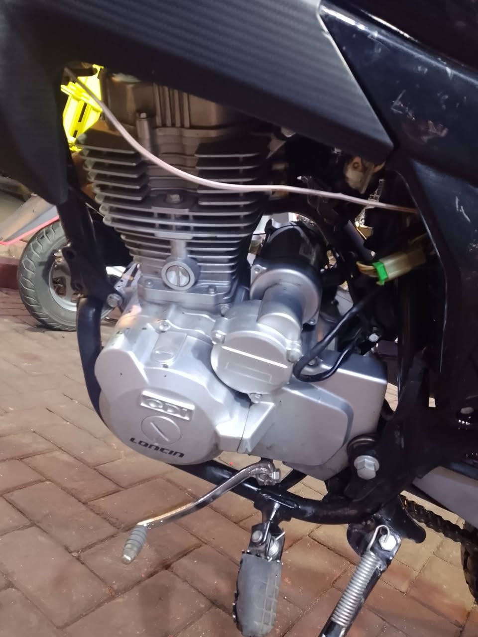 السلام عليكم دراجه قفاز لونسون موديل 23 دراجه خير من الله نقصها بس عداد الكتروني محترك شريط يرادله تبديل سعرها 2000000 مليونين وبيها مجال بسيط ***********
