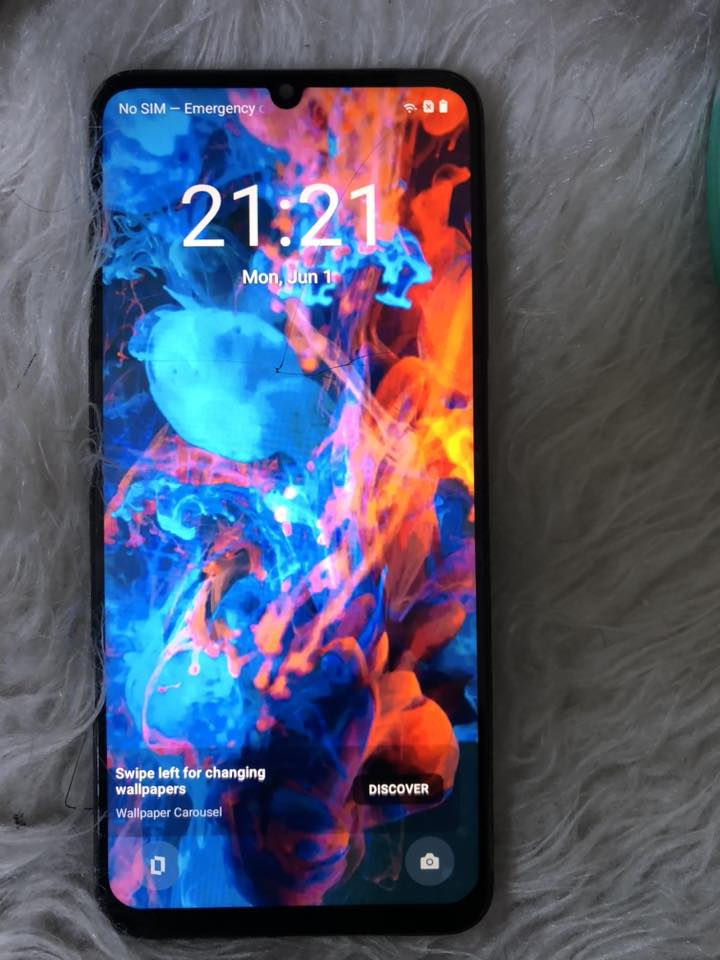 الهاتف هو Realme C53 (ويُعرف في بعض الأسواق بنسخة قريبة جداً وهي Realme N53). يتميز هذا الهاتف بالتصميم الشهير للكاميرات الخلفية الشبيهة بهواتف الآيفون، مع الجزء العلوي اللامع والجزء السفلي المطفي (Matte) الذي يحمل شعار شركة realme.
إليك المواصفات الكاملة والتفصيلية للهاتف:
📱 الشاشة والتصميم
 نوع الشاشة: IPS LCD بمعدل تحديث 90Hz (لتجربة تصفح ناعمة).
 حجم الشاشة: 6.74 بوصة.
 الدقة: +FHD بدقة 1080 \times 2400 بكسل.
 التصميم: ظهر وإطار من البلاستيك، ويتميز بميزة "الجزيرة المصغرة" (Mini Capsule) التفاعلية حول الكاميرا الأمامية لعرض الإشعارات وحالة الشحن.
⚙️ الأداء والعتاد الداخلي
 المعالج: Unisoc Tiger T612 (بتكنولوجيا 12 نانومتر)، وهو معالج اقتصادي مناسب للاستخدام اليومي والتصفح والألعاب الخفيفة.
 الذاكرة العشوائية (RAM): يتوفر بنسختين 6 جيجابايت أو 4 جيجابايت (مع إمكانية زيادة الرام افتراضياً من الذاكرة الداخلية).
 ذاكرة التخزين: 128 جيجابايت أو 64 جيجابايت، ويدعم تركيب كارت ذاكرة خارجي (MicroSD) في منفذ منفصل.
📷 الكاميرات
 الكاميرا الخلفية (ثنائية):
 العدسة الأساسية: بدقة 50 ميجابكسل بفتحة عدسة f/1.8 (تقدم أداءً جيداً في الإضاءة النهارية).
 العدسة الثانية: عدسة عزل (العزل والبورتريه) بدقة 0.3 ميجابكسل.
 ملاحظة: الحلقة الثالثة في الخلف ليست كاميرا، بل هي فلاش LED مدمج بشكل دائري ليتناسق مع التصميم.
 الكاميرا الأمامية: بدقة 8 ميجابكسل بفتحة عدسة f/2.0.
🔋 البطارية والشحن
 سعة البطارية: 5000 مللي أمبير (تكفي للاستخدام المكثف طوال اليوم).
 سرعة الشحن: يدعم الشحن السريع بقوة 33 واط بتقنية SUPERVOOC (يُشحن حوالي 50% في غضون 31 دقيقة).
✨ السعر75 ‏العنوان بغداد ‏يوجد توصيل جميع المحافظات ￼￼


**إذا كنت صاحب هذا الإعلان وتريد حذفه لأي سبب، رجاءا أرسل رسالة إلى الدعم الفني**