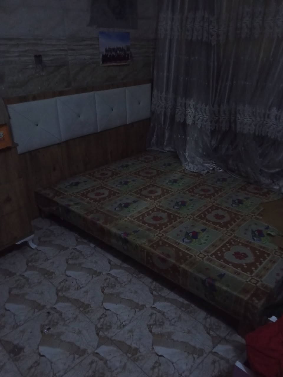 غرفه نوم خشب نضيفه جداً تحتوي على 5 قطع 
1.جربايه نفرين
2.كنتور بوب ثنين سلايت جبير
3. قطعتين مجرات 
4. ميز تواليت ثلاث مجرات 
مكاني بغداد الشعب رقمي *********** واتساب او اتصال السعر 225 .
