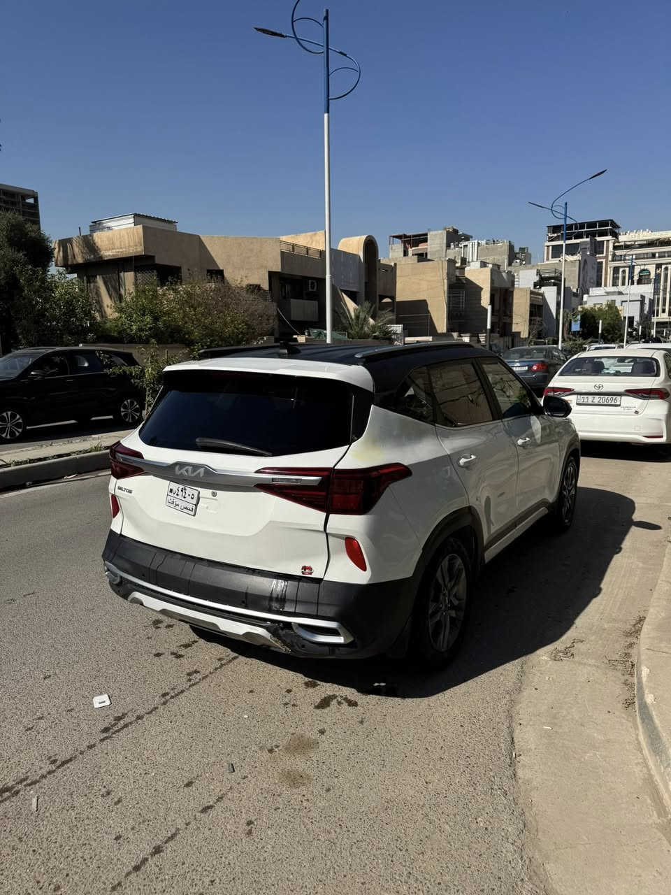 كيا سلتوز ٢٠٢٣ فول
ماشيه٢٧ كيلو 
حادثها موضح بالسونار
سعرها 115
مكان سياره اليرموك 
للاستفسار ***********
