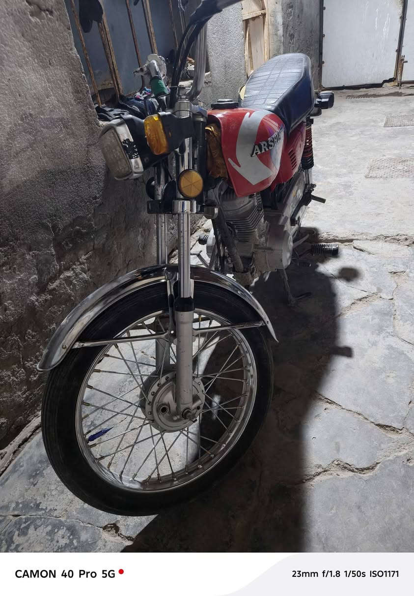 سلام عليكم دراجه ارشه موديل 22 رقم وسنويه لوحات 2 دراجه مكفوله مكينه ما مفتوحه كهربائات كامله سله والعينه موجودات تحويل ثاني يوم سعره 1800 وبيه  مجال بكاني بصره مركز رقم ***********
