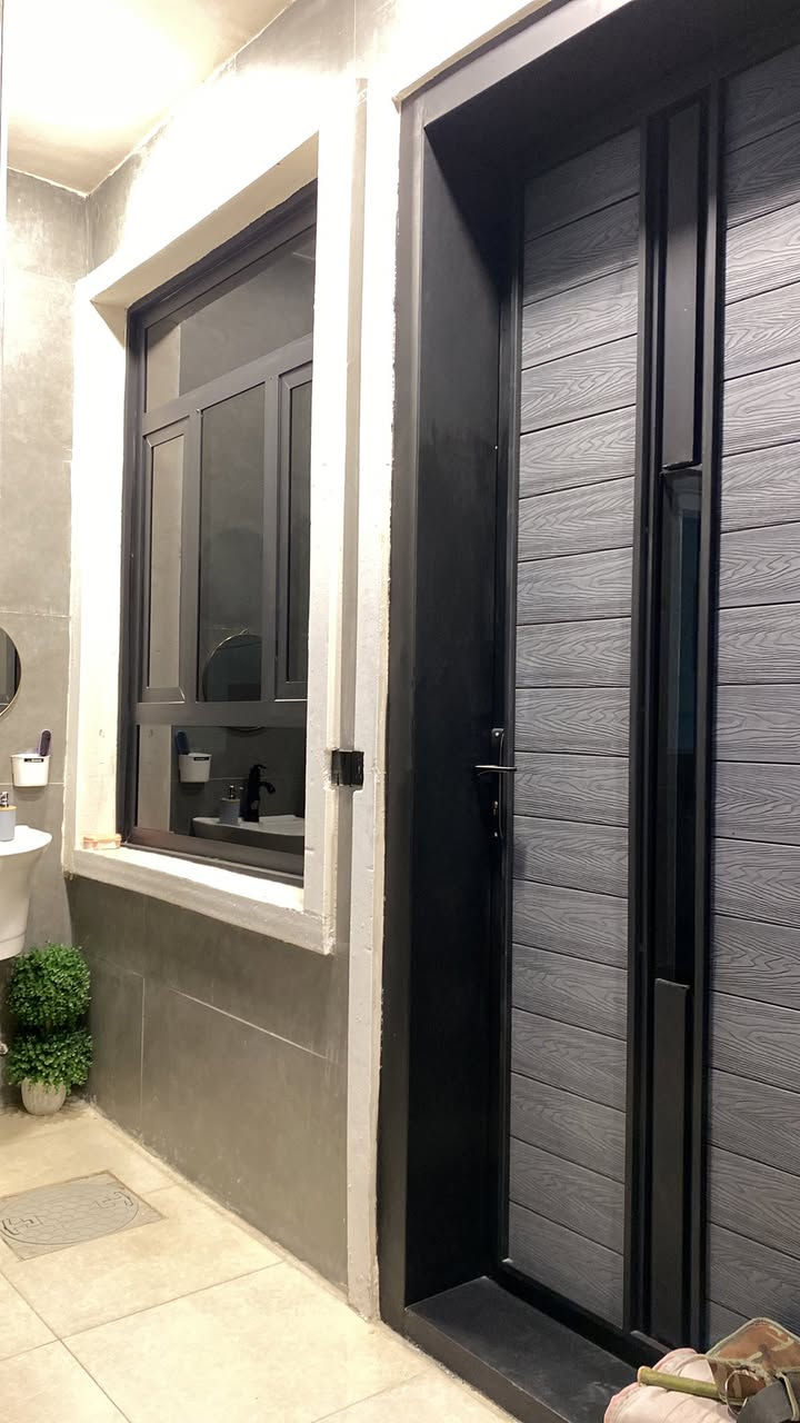 السلام عليكم من رخصة الادمن بيت  100 متر 5*20  زراعي بيت بنية قرار محكمة سند 25 البيت فول مواصفات يحتوي علئ 4غرف نوم الطابق الثاني نضام سويتات البيت شغل درجة اولئ للاستفسار ***********
