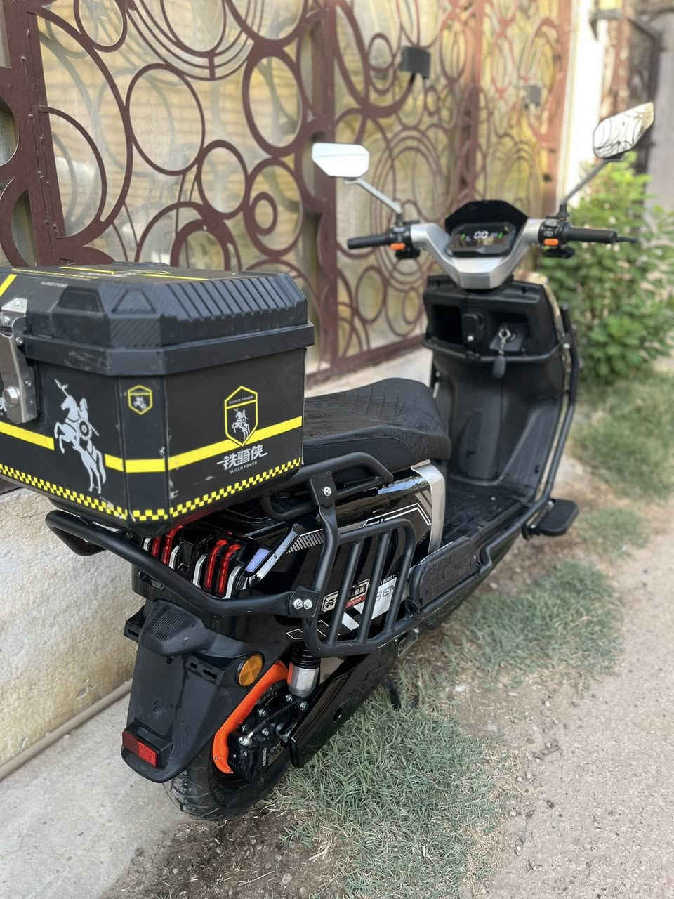 السلام عليكم دراجة شحن للبيع
الدراجة نضيفة مابيه اي نقص وممستخدمة هواي بعدها جديده 

مواصفات 

6 بطاريات مسطر 

سرعة 90 

السعر مليون وبيه مجال. 

0789 387 5304 للاستفسار
