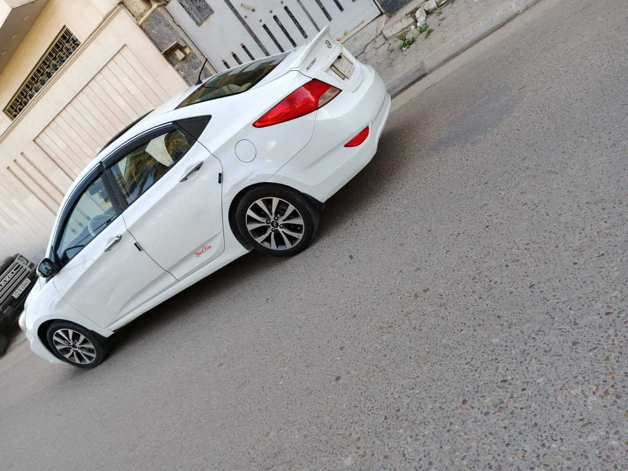 السلام عليكم سياره نوع اكسنت  خليجي موديل 2016 فول موصفات واحد على واحد فتحت سقف شاير مري  حساسات كامره دواره كفاله عامه بس باب  رش كلير والباقي كفاله كير مكينه حداديه تبريد كفاله السعر 98وبيها مجال حك الجيه العنوان كربلاء رقم الهاتف***********
