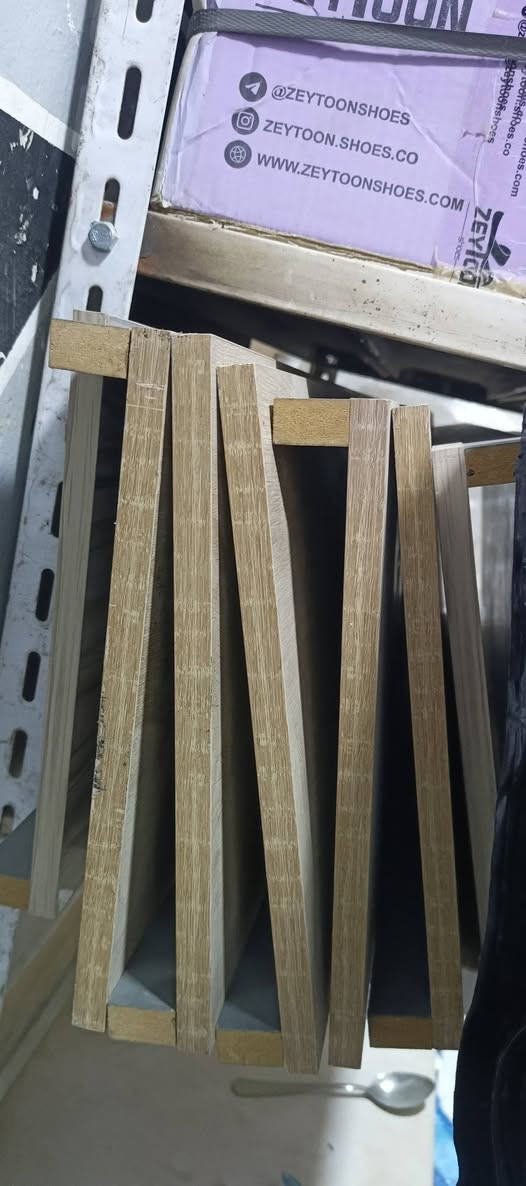 السلام عليكم
ديكور ارفوف جام خانه 
4 شخاطات طول الشخاطه 3 متر 
10 ارفوف (MDF)  نوع ثقيل  لكل شخاطتين 5 ارفوف 
يعني كل شخاطتين يكعدن بيهن 5 ارفوف 
وهوكيات للرفوف 
سعر الشخاطه الواحدة 12الف 
وسكر الرف الواحد 7 الاف
وبيهن مجال قليل 
مكاني النجف 
اكو توصيل 
وتساب، اتصال 👇 
***********
