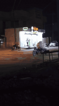 قطعه للبيع المساحه 100م. النزال 21 العرض 5م.    السعر 25مليون وبي مجال
للاستفسار :***********
موقع الافراز قريبه على المولده وعلى الشارع العريض
