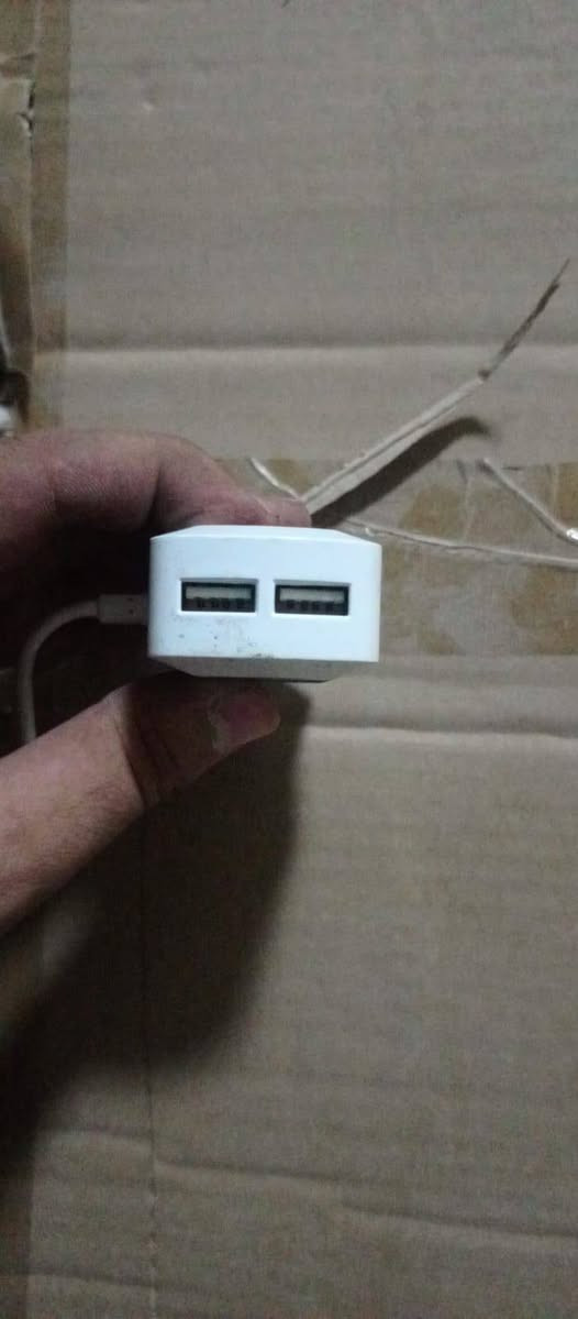 السلام عليكم ورحمه الله وبركاته 
عندي شاحنه منفذ كلكسي وبيه منفذين USB 
الكارتون 4 درزن ب15 الف 
***********
