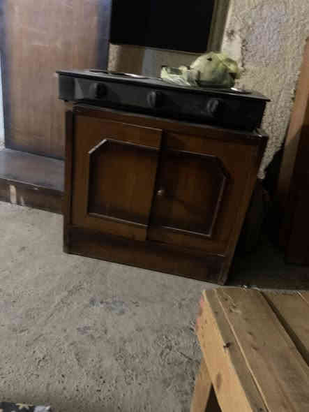 سلام عليكم  عندي غرفه مال نوم عراقيه ميز طباخ ابو عينين معا جرابي ثنين معا زاويه معا ميز جربايه*********** متواجد واتساب مكان الغراض بغداد الغزاليه
