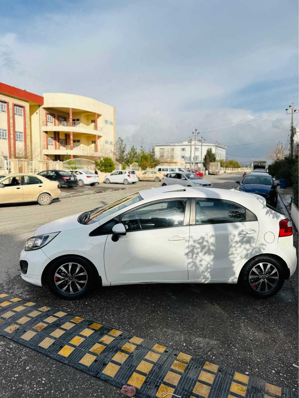 Kia Rio 2014
رقم اربيل…………….    بدون صبغ محرك كبير
مةكينة گةورة  نەکراوەتەوە ،.      مواصفات فول سلايد ,ABS , ٤ جام كارةبا ، قفل مةركةزي ، و چةندةها مواسةفاتي تر ، 
سيارةكة هیچ سبوغی نیە ، ٢-٣ تەعدیلی بچوکی هەیە 
گیر و مەکینەو تەبرید و تەحویل بەشەرت 
سەیارەکە 2 وەرەقە غةرامةي لةسةرة 
سعر : ٩٥ وةرةقة و كةميك معامةلة
*********** واتساب  ………. مكان اربيل أربيل, العراق
