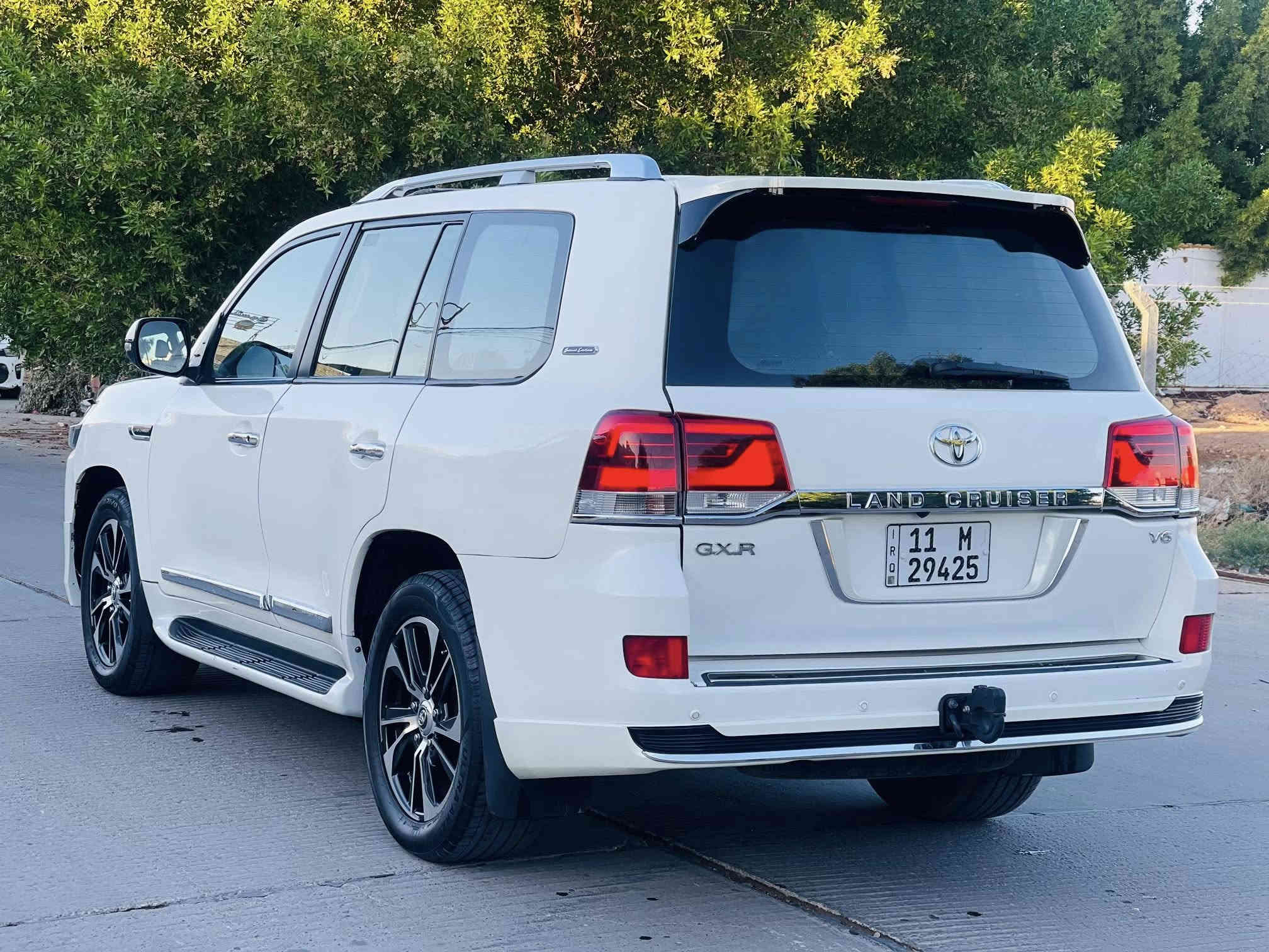 تيوتا لاند كروزر 2015 محدث 2021 
محرك كير حداديه تبريد داخل نظاف كلش 
ماشيه 71 حقيقي تخم تاير جديد 
السياره مصبوغه عام شواصي كفاله 
المكان النجف الاشرف قريه الغدير 
رايده 278 بيها مجال للشراي 
للاستفسار ***********
