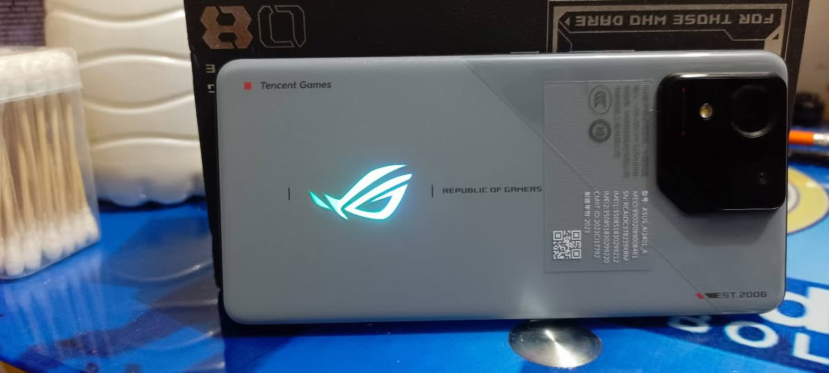 السلام عليكم شباب، متوفر للبيع هاتف Asus ROG Phone 8🔥

 الجهاز غني عن التعريف، أقوى جهاز للالعاب وبحالة ممتازة جداً🔥

المواصفات الأساسية للجهاز:

المعالج: Snapdragon 8 Gen 3 معالج خارق بتردد 3.3GH ومزود بمعالج رسوميات Adreno 750  (يشغل أقوى الألعاب بأعلى دقة وسلاسة 120 فريم وبدون أي لاك)🔥

الذاكرة العشوائية (RAM): 16GB (أداء سريع جداً بالتنقل بين التطبيقات والالعاب الثقيلة)🔥

ذاكرة التخزين: 256GB🔥

الشاشة: AMOLED بتردد 165Hz بصمة مدمجه بلشاشه + بصمه وجة (سلاسة خيالية واستجابة سريعة جداً باللعب)🔥

النظام: أندرويد 14 (أحدث إصدار)🔥

البطارية: 5500mAh 65 wوتدعم الشحن اللاسلكي السريع🔥

الصوت: سماعات ستيريو محيطية مجسمة ونقية جداً🔥
الكامرة : فويه جدا تصوير 8k ٣٠ فريم وال4K ٦٠ فريم 🔥

ملحقات ونظافة الجهاز:

الجهاز نظيف جداً وأخو الجديد (مثل ما موضح بصورة النظام)🔥

[ويا كارتونته والشاحن الاصلي ].

السعر: [ قيم بما يرضي الله ] (اني العام اشتريته بمليون و ٤٠٠).
المكان: بغداد / [ حي الجهاد/ حي الاساتذه].

المتواجدين والشراية الي يعرفون قيمة هذا الوحش، الي يحب يستفسر يراسلني خاص أو يتصل على الرقم: [ ***********
*********** ].
متوفر واتساب أيضا
