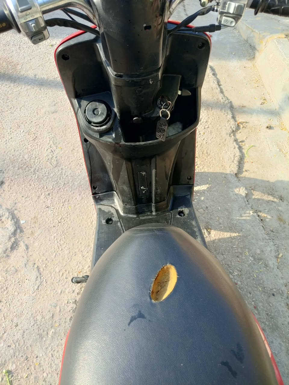 السلام عليكم
دراجه بوليس مفتوحه نقصها كابريتر وصالنصه السعر 350 

الرقم ***********
