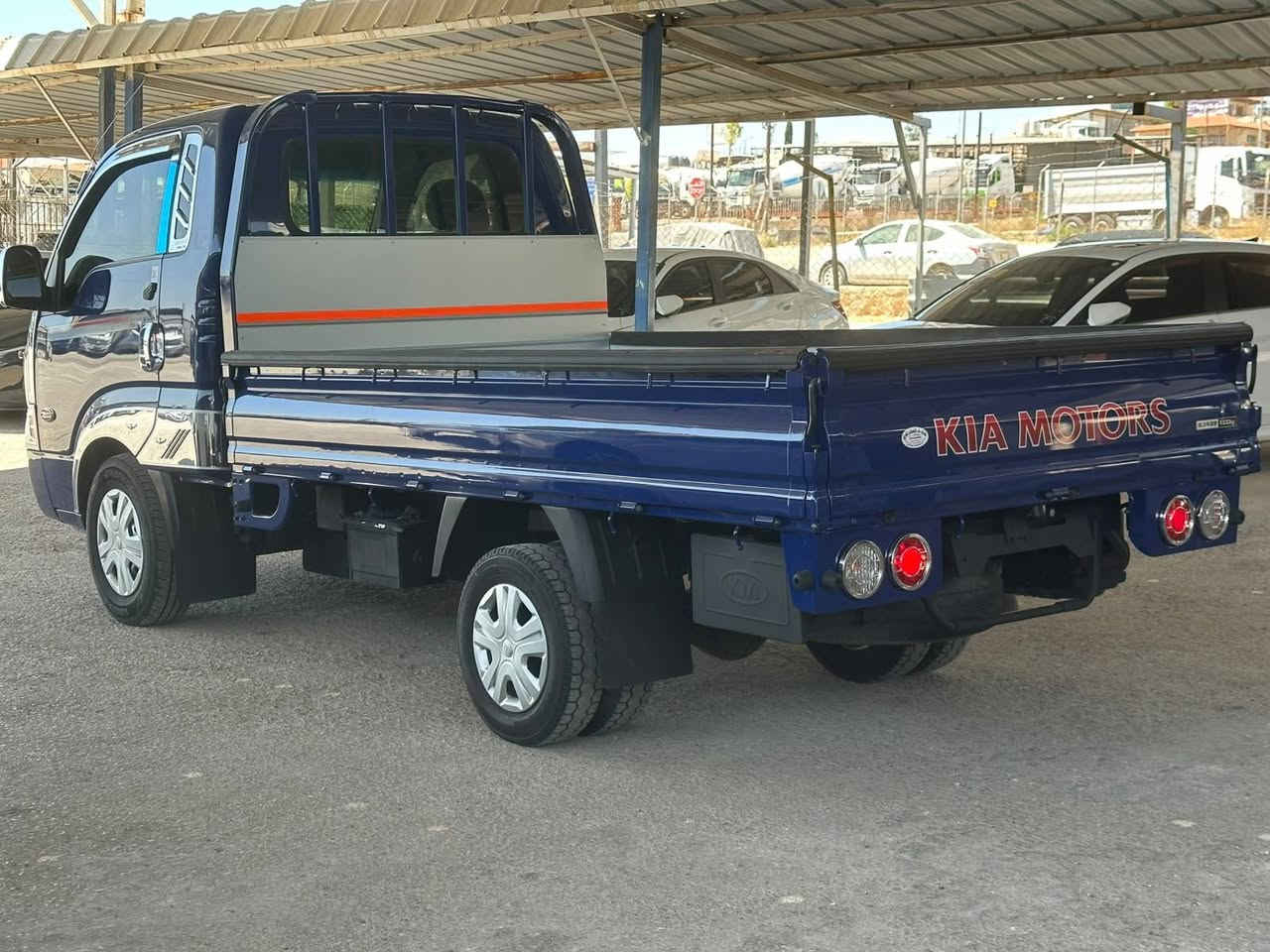 معرض صادق العقرباوي لتجارة السيارات 
0795106431
للبيع: كيا بونجو 3 (Kia Bongo III) موديل 2021
​سيارة بيك أب كيا بونجو بحالة الوكالة، تتميز بالاعتمادية والقوة في الأداء، مثالية للأعمال التجارية والنقل.
​تفاصيل السيارة:
​الموديل: 2021
​الحالة العامة: فحص كامل (بحالة ممتازة).
​ناقل الحركة: عادي (Manual) 6 غيارات.
​المواصفات الداخلية: * نظام تكييف وتدفئة فعال.
​تدفئة مقاعد وتدفئة مقود.
​نظام صوتي يدعم (Bluetooth / Radio / Media).
​تحكم كهربائي بالمرايا.
​المواصفات الخارجية: * إضاءة نهارية وكشافات ضباب.
​صندوق خلفي واسع مجهز للنقل الثقيل.
​إطارات بحالة ممتازة.
​الموقع:
​معرض صادق العقرباوي لتجارة السيارات
المنطقة الحرة - شارع 10 شمال.
​للتواصل والاستفسار:
​يرجى الاتصال على الأرقام التالية:
​0795694552
​0795106431
​ملاحظة: المعاينة خير برهان، السيارة جاهزة للاستخدام الفوري ولا تحتاج لأي صيانة.


**إذا كنت صاحب هذا الإعلان وتريد حذفه لأي سبب، رجاءا أرسل رسالة إلى الدعم الفني**