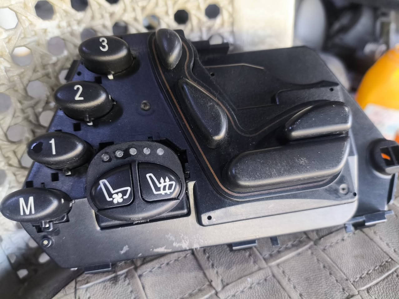 السلام عليكم متوفر قطع غيار مرسيدس دب جامبو شبح غواصةام عيون 190 عنوان كركوك لدينا توصيل كافة محافظات ***********
