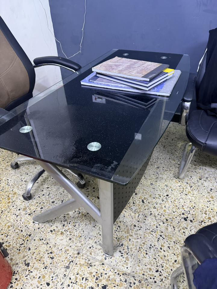 مرحبا ميز جام نظيف و 4 كراسي جلد للبيع المكان الكرادة السعر 175 الف للتواصل واتساب او اتصال ***********
