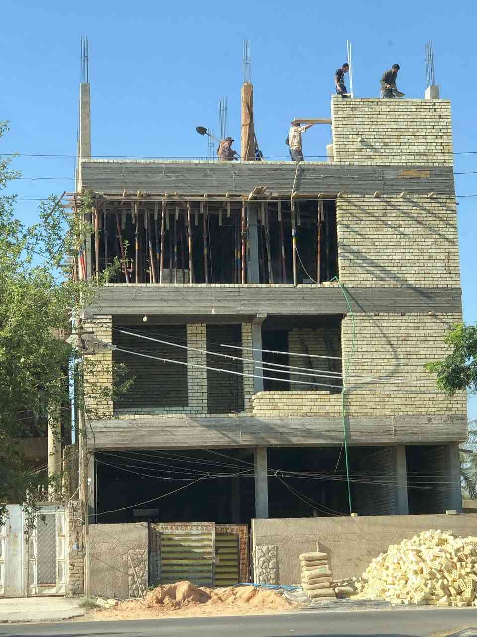 🏗️ تم الإنجاز بحمد الله: مشروع مبنى استثماري وتجاري متكامل (4 طوابق)
الموقع📍: بغداد / حي الجامعة / قرب المدرسة التركية

تعلن شركة البروج للمقاولات والاستثمار العقاري عن إنجاز أحد مشاريعها العمرانية الحديثة بالكامل، والذي تم تنفيذه وفقاً لأعلى المعايير الهندسية والمواصفات الإنشائية المعتمدة التي تضمن المتانة والاستغلال الأمثل للمساحات الاستثمارية.

🧱 المواصفات الفنية والإنشائية للمشروع:

 النظام الإنشائي: تم تنفيذ البناء بالاعتماد الكامل على (النظام الهيكلي) ، والذي يرتكز على صب الأعمدة أولاً، يليه صب السقوف، ومن ثم المباشرة بأعمال التقفيل (الجدران) بالطابوق، مما يضمن أعلى درجات الأمان،  وتوزيع الأحمال الإنشائية بمثالية عالية.

 المساحة الإجمالي للأرض: 135 متر مربع.

 عدد الطوابق: مبنى متكامل يتكون من (4) طوابق بتصميم عمودي حديث 

📐 التخطيط الداخلي والتوزيع الهيكلي للبناية بعد الإنجاز:

 الطابق الأرضي: تم استغلاله  على شكل (محل تجاري واسع للاستثمار/الإيجار) بموقع حيوي.

 الطوابق العليا: صُممت ونُفذت على شكل (شقق سكنية مستقلة) بمساحة 135 متر مربع لكل شقة.

⚙️ التصميم الداخلي لكل شقة:

 (3) غرف نوم واسعة.

 صالة استقبال وجلوس عائلية.

 مطبخ متكامل.

 مجموعات صحية وخدمات عامة.

💼 مسؤولية الشركة والتزاماتنا:

1-الالتزام بالمعايير: تطبيق أعلى معايير الجودة المتينة في البناء (الإنشاء الهيكلي) والتشطيب الخارجي والداخلي.

2- الجدول الزمني: تسليم المشاريع في الأوقات المحددة والمفروضة دون أي تأخير.

3- الحلول الاستثمارية: تقديم حلول تصميمية وإنشائية تستغل المساحات بكفاءة عالية لتحقيق أفضل استغلال تجاري وسكني.

4- ضمان حقيقي: توفير فترة صيانة مجانية لمدة سنة كاملة من تاريخ تسليم المشروع لضمان راحة بال عملائنا.

5- التصميم مجاناً: عند الاتفاق والتعاقد مع شركتنا لتنفيذ مشروعك القادم (السكني أو التجاري)، ستحصل على (خريطة البناء الكاملة + تصميم الواجهة ثلاثي الأبعاد 3D مجاناً) كهدية من الشركة لضمان رؤية تفاصيل مشروعك قبل البدء بالبناء.

للتواصل مع القسم الهندسي أو للاستعلام عن خدمات التنفيذ والمقاولات، يرجى الاتصال عبر الأرقام التالية:
📞 ***********
📞 ***********
#شركة_البروج #تم_الإنجاز #بناء_هيكلي #حي_الجامعة #مشاريع_تجارية #مشاريع_سكنية #استثمار_عقاري #مقاولات_بغداد
