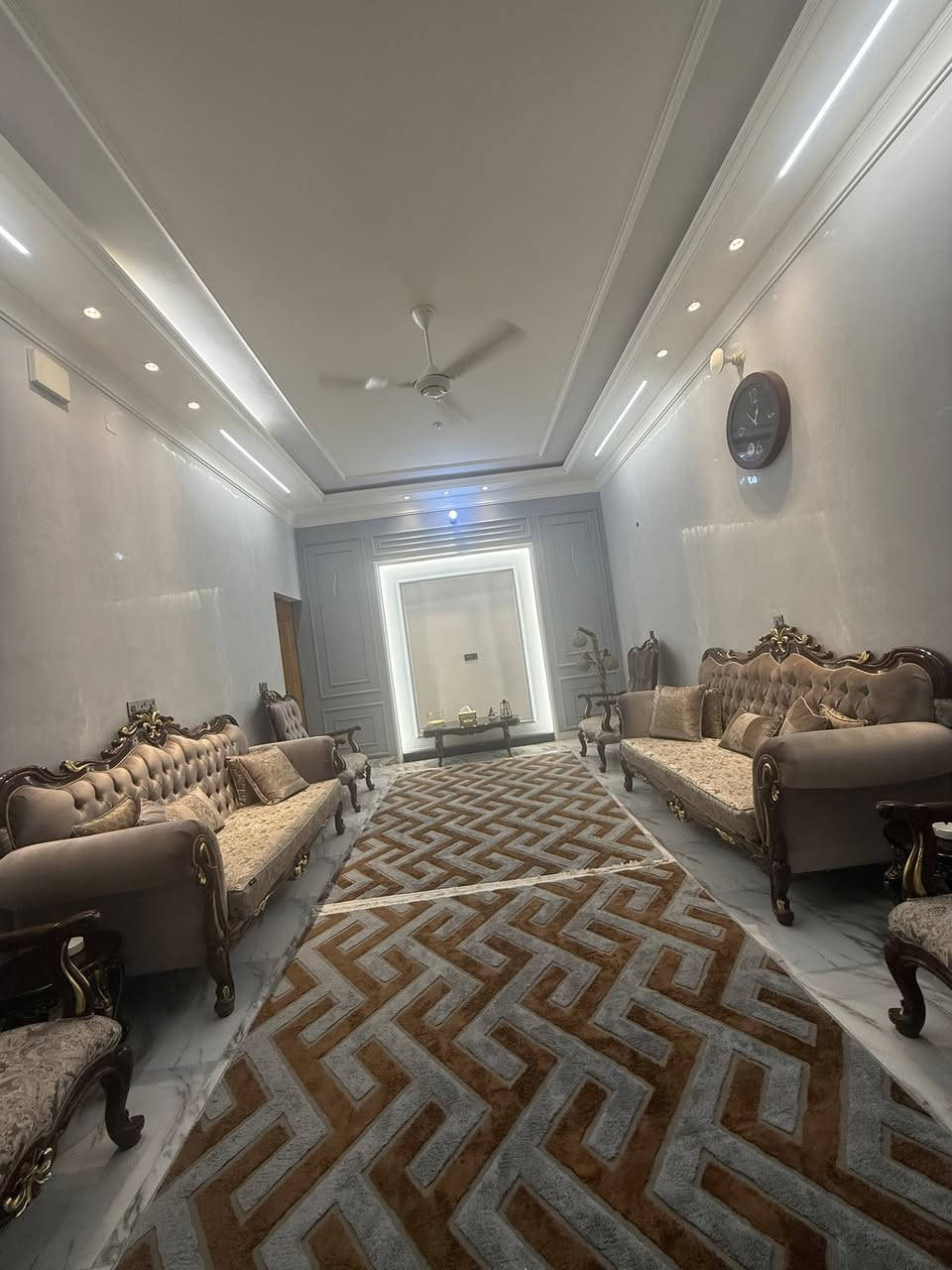 سلام عليكم
بيت للبيع مساحته 200م

طابقين الطابق الاول يتكون من غرفتين نوم غرفة يوجد فيها حمام داخلي + صالة + استقبال + صحيات داخلية + مناور عدد 2 + صحيات خارجية 
الطابق الثاني غرفتين نوم + صالة + صحيات + سطح الارضية حامضي 

بناء حديث الموقع حي العمال قرب  شارع الخدمي قرب السيطرة  

***********
‭0780 762 1716
