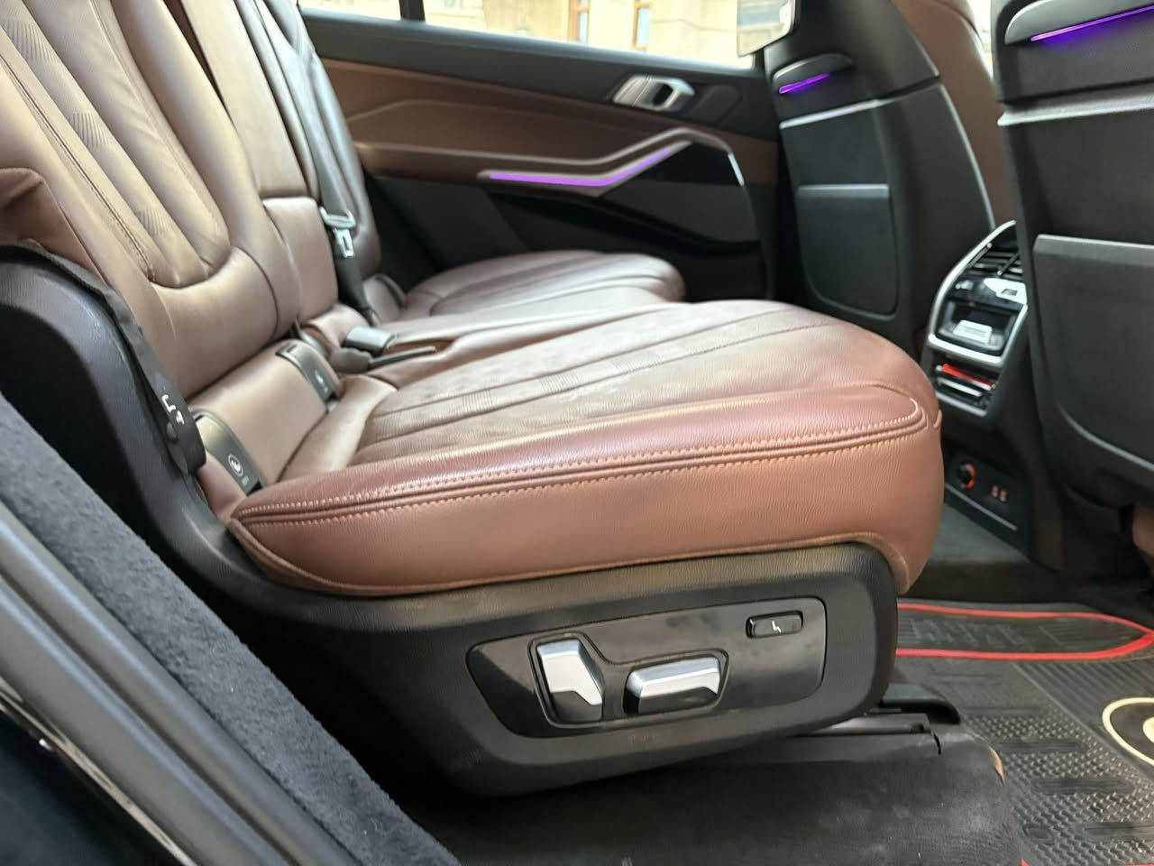 السلام عليكم
bmw x7 ..G07 2020 
خليجية وكالة العروش مكفولة من الصبغ و الحادث بيها بس طخه بسيطه بشباك الدعاميه موضح بالصور ماشيه 95 الف كيلو .. فوول مواصفات السياره اعلى شي بالخليجي
سيرفسها كامل و السياره كلها بلاديه و عالفحص نقص فقط طوافة البانزين عاطله
للاستفسار الاتصال على الرقم 
***********
***********
