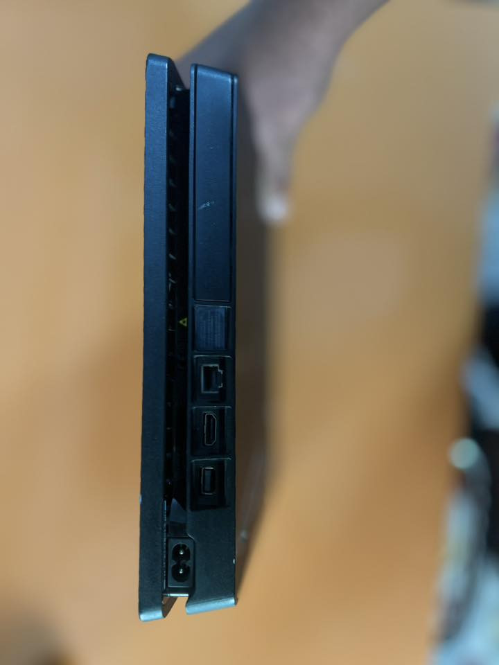 سلام عليكم بلي فور سلم مهكر للبيع نظام 12.2 نضافه فول ذاكره 500 وياه 10 العاب كامل ملحقات جويستك واحد اصلي السعر 245  المكان بغداد للستفسار ***********
