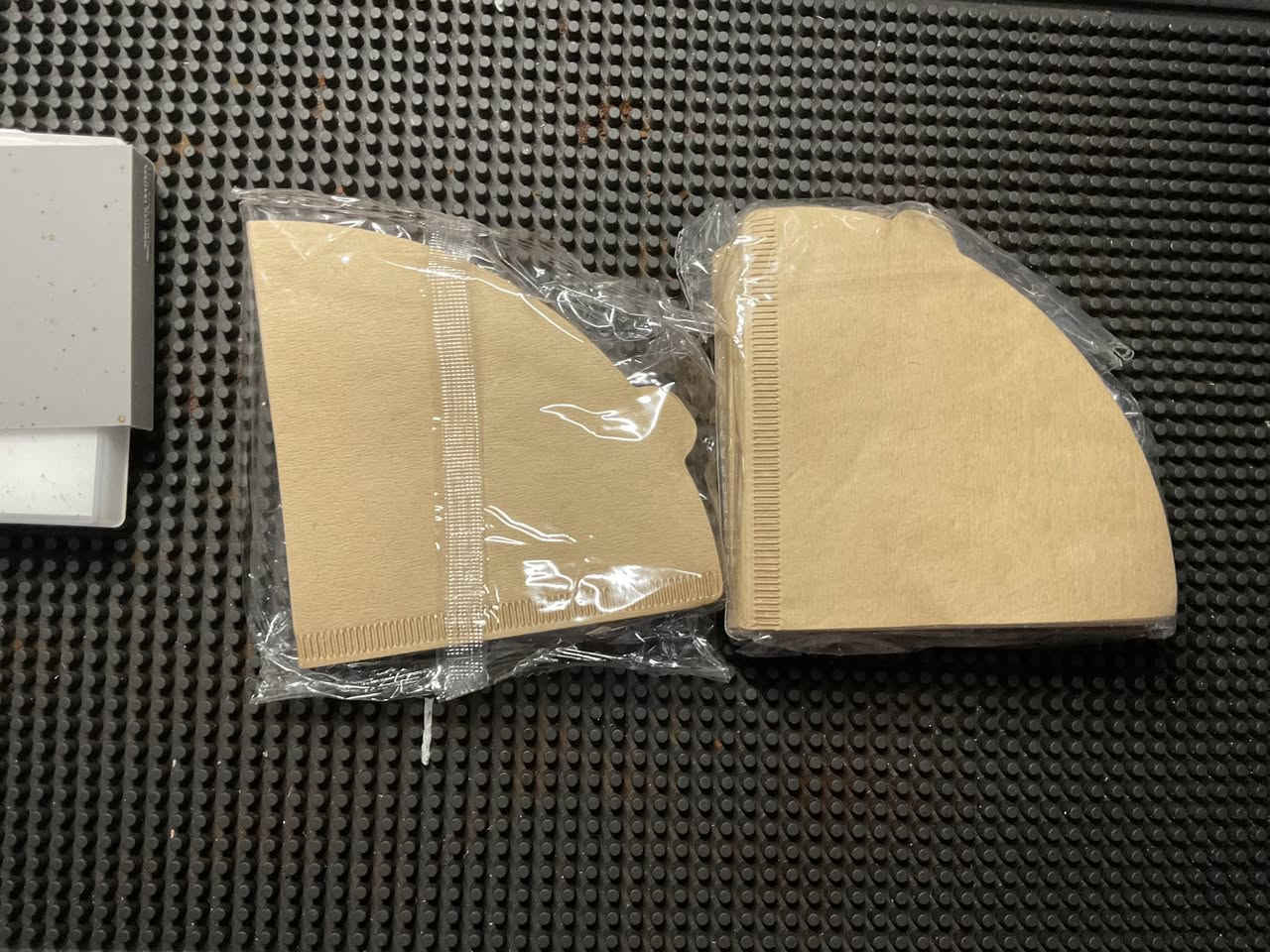 هذا المنتج هو حامل فلاتر القهوة من ماركة وان تو كابس (One Two Cups) موديل V02. 
مصمم لتنظيم وحماية فلاتر القهوة من الغبار والرطوبة.
يتسع لـ 200 قطعة من فلاتر القهوة المخروطية.
مصنوع من البلاستيك الأسود المتين مع غطاء شفاف لسهولة الرؤية.


**إذا كنت صاحب هذا الإعلان وتريد حذفه لأي سبب، رجاءا أرسل رسالة إلى الدعم الفني**