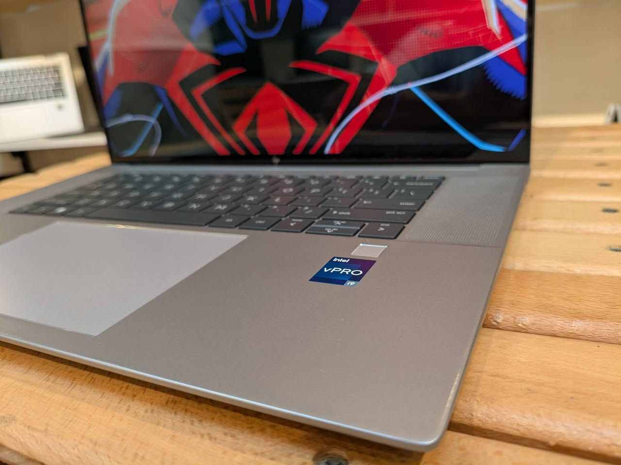 HP ZBook Studio G10 جاي بمعادلة صعبة: شكل Premium + قوة i9 جيل 13 + كارت RTX احترافي في جسم واحد 👊
لو عايز جهاز يواكب شغلك ومش كل شوية تقول "عايز أطور"… ده معمول للمرحلة دي 💎
💻⚙️ HP ZBook Studio G10 | قوة احترافية بتصميم فخم
⚙️ المواصفات:
💻 Processor: Intel Core i9-13900H – Gen 13
⚙️ RAM: 32GB DDR5
🚀 Storage: 512GB SSD NVMe M.2
🎮 Graphics 1: Intel Iris Xe Graphics
🎨 Graphics 2: NVIDIA RTX A1000 – 6GB GDDR6
🖥️ Display: 16" 4K UHD+ Touch Screen
⌨️ Keyboard: Backlit Keyboard
🔥 ليه الجهاز ده مميز؟
✔ معالج i9 جيل 13 بأداء عالي للبرامج والمهمات المتعددة
✔ RTX A1000 6GB مناسب للجرافيك والرندر والـ 3D والبرامج الهندسية
✔ شاشة 4K Touch تفاصيلها وألوانها تديك تجربة مختلفة في التصميم والمحتوى
✔ رام 32GB تخليك تفتح برامج كتير براحة
✔ فئة ZBook Studio من HP بتجمع بين القوة والشكل الـ Premium
✔ مناسب للمصممين – المهندسين – صناع المحتوى – المونتاج – الـ 3D
📍 تفاصيل الشراء:
🚚 شحن لجميع المحافظات
🛡️ ضمان 6 شهور: أول شهر استبدال ضد أي عيوب صناعة + 5 شهور دعم فني مجاني للسوفت وير والهارد وير
📞 للتواصل: 01017221284
#HP #ZBookStudioG10 #RTXA1000 #Workstation #i9 #4KTouch #Engineering #Rendering #ContentCreator #LaptopDeals
670587342918841531


**إذا كنت صاحب هذا الإعلان وتريد حذفه لأي سبب، رجاءا أرسل رسالة إلى الدعم الفني**