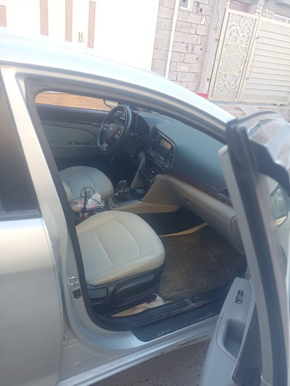 السلام عليكم الانتره 2018 أمريكي حادثه خشم بنيد بدون ايرباك وبدون دواخل السياره مابيه قطره صبغ بيه طخه دوسه موضحه بصوره سياره بسمي تحويل ثاني يوم سياره نص فول 3 انضمه قياده رادار مكانه رمادي السعر 128 وبيه مجال اي استفسار الاتصال على رقم ***********
