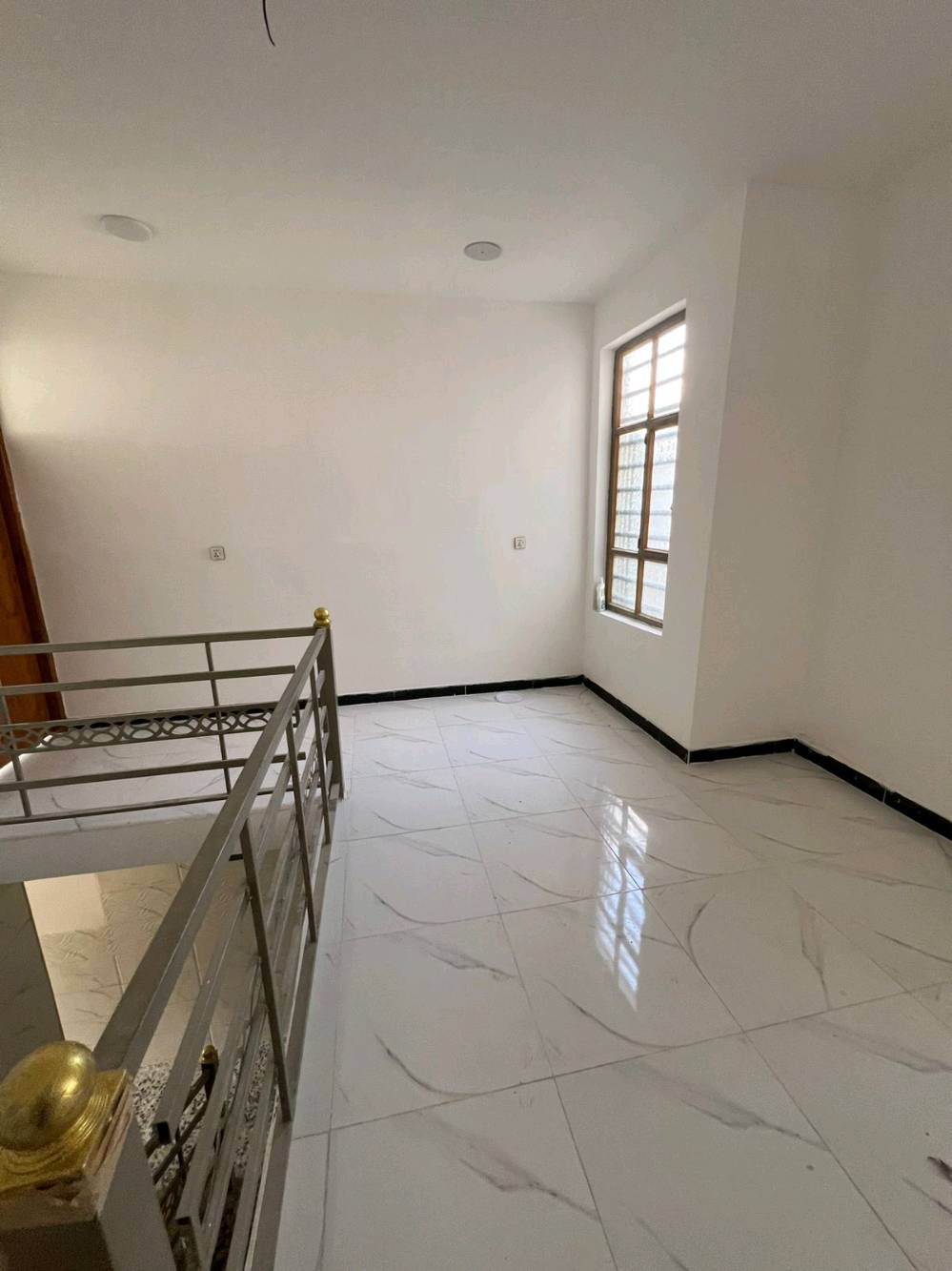 بيت حديث وجاهز للبيع في منطقة هادئة ومريحة. يتميز بتصميم عصري وأرضيات سيراميك أنيقة. يتضمن عدة غرف واسعة وحمام واحد، مثالي للعائلة. البيت محاط بجميع الخدمات الأساسية ويوجد فيه كهرباء وماء.