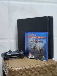 ،  PS4 مستعمل قليل، ما بي اي خلل،  ويجي ويا قرصين الي هم : GOOD OF WAR...
