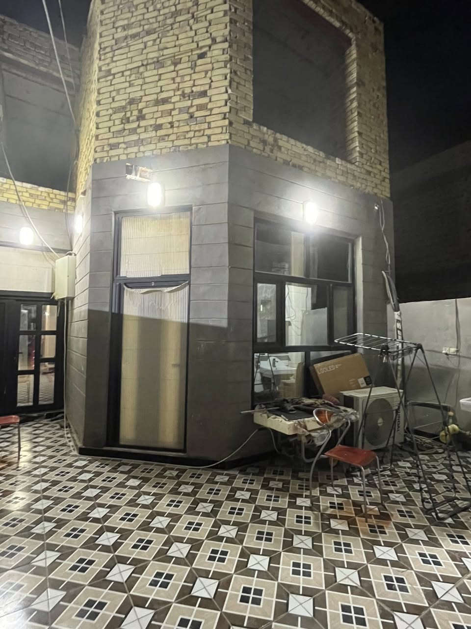 مساحة البيت 150
واجهه 6
نزال 25
عكاده يحتوي على طابقين
الطابق الاول صحيات داخليه وخارجيه مطبخ غرفه واستقبال وصاله
الطابق الثاني كامل هيكل كهرباء ومي ومجاري 
يحتوي على غرفتين وصاله وصحيات
السعر88 وبي مجال 

العنوان التقيه الثالثه مجمع الروان ( 0781 022 3310 )
