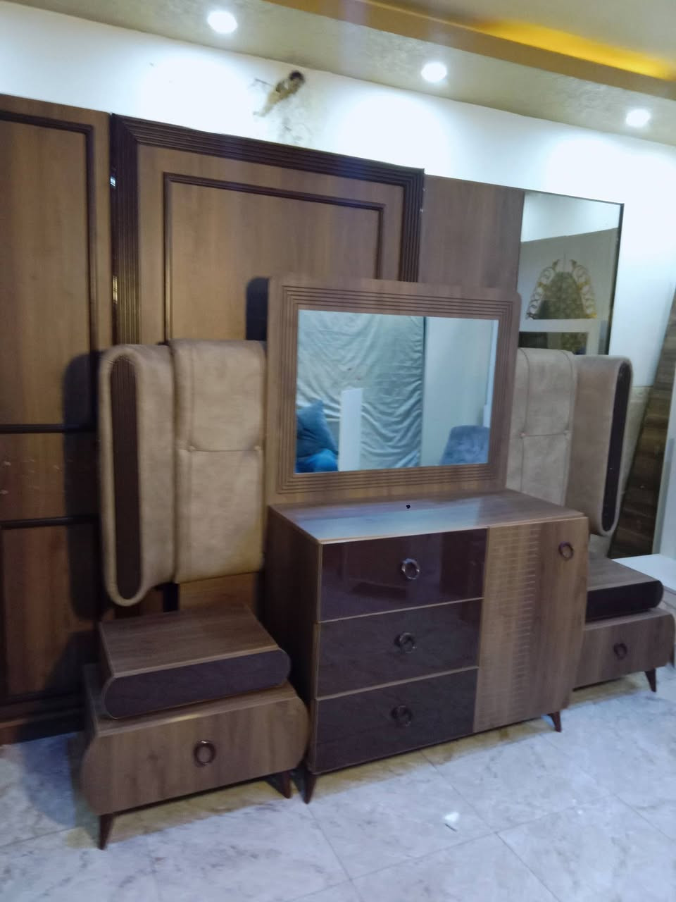 غرفة نوم 8 قطع  للبيع مع شد ونقل ودوشك سعر 450 للتواصل ***********
