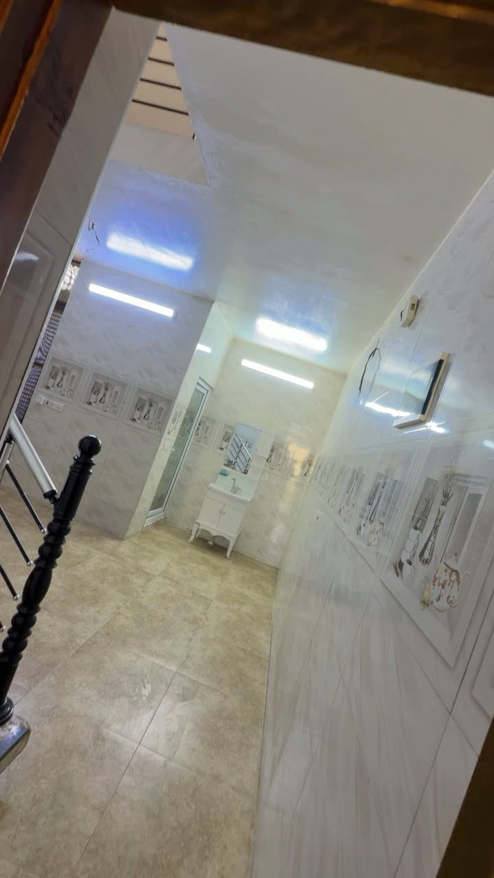 بيت 50 متر للأيجار منطقه التاجيات قرب المرور بيت جديد وجاهز غرفه نوم جبيره وغرفه زغيره للطفال وصاله ومطبخ وطرمه حمام خارجي داخلي بيت جديد ..
***********
